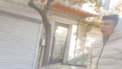 Değnekçi otopark ücreti ödemeyen sürücüye saldırdı