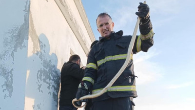 Depoya giren yılanı itfaiye ekipleri yakaladı