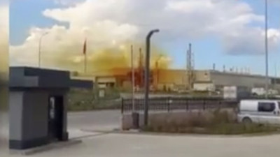 Bir fabrikadan siyah bir fabrikadan turuncu duman çıktı görenler endişelendi