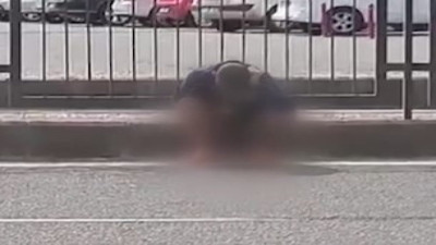 Akan trafikte yolun ortasına tuvaletini yaptı