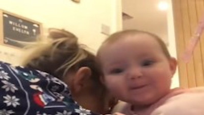 Sarılmayı yeni öğrenen bebeğin sevgi dolu anları izleyenlerin içini ısıttı