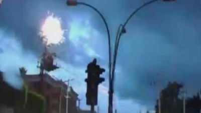 Elektrik direğine yıldırım düştü