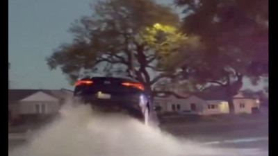 Patlayan su borusunun üzerine denk gelen araç havalandı