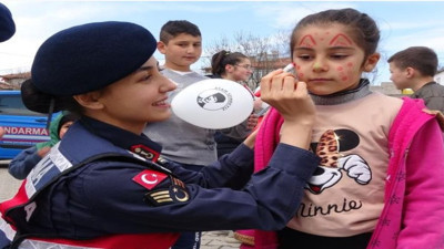 Jandarma ekipleri, köydeki çocuklarla bayram hediyesi verdi