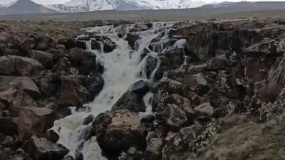 Eriyen kar şelale oluşturdu