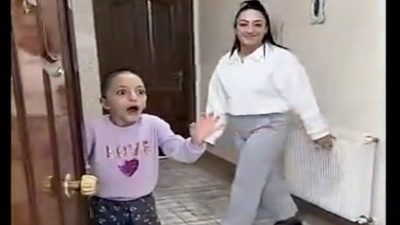 Beyin ameliyatı sonrası saçları kazınan küçük kızın peruk heyecanı