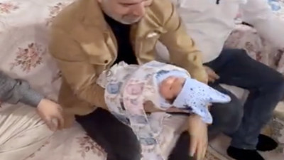 Bebeğe verdikleri hediye viral oldu: Paralardan oluşan şeride sardılar