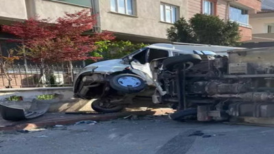 Kamyonet, minibüse yandan çarpıp devrildi