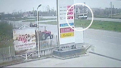 Trafik kazasında 8 kişi yaralandı. Mobese o anları kaydetti