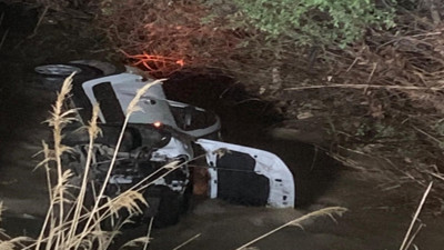 Otomobil su kanalına düştü: 3 yaralı