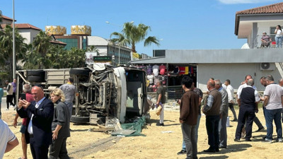 Midibüs ve otomobilin çarpıştı: 29 kişi yaralandı