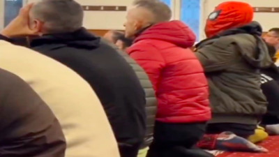 Bayram namazına 'Örümcek Adam' maskesiyle giden kişiye polis müdahale etti