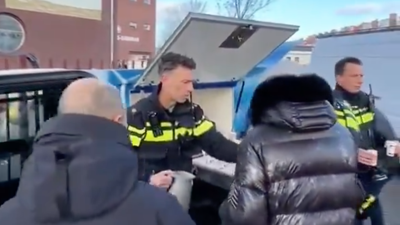 Hollanda polisi bayram namazı sonrası Müslümanlara ikramda bulundu