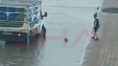 Su birikintisine düşen topu kamyonetiyle çocuğa ulaştırdı