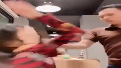 Kendisine 'uzaylı' diyen kadına defalarca tokat attı