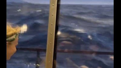 Okyanus ortasında dev dalgalar arasında kaldılar