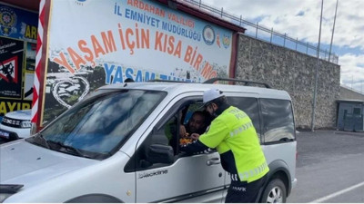 Polis ceza makbuzu yerine şeker dağıttı
