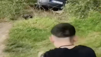 Aracı tarlaya uçtu sinir krizi geçirip kendini yumrukladı