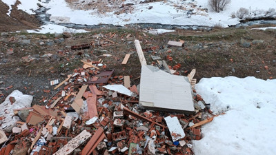 Yaylaya düşen çığ evleri yerle bir etti