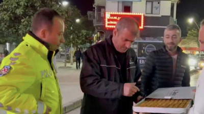 Polisten araç sürücülerine şeker esnaftan da polise sürpriz baklava ikramı