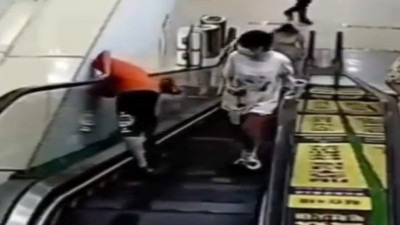 Yürüyen merdiven kullanan çocuk başını korkuluklara sıkıştırdı