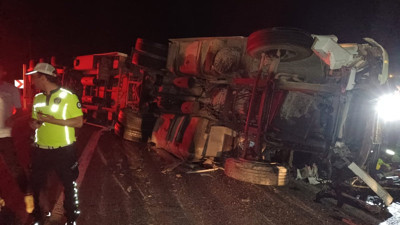 Kereste yüklü TIR devrildi sürücü hayatını kaybetti