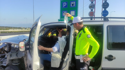 Hafif ticari araç bariyerlere çarptı: Aynı aileden 4 kişi yaralandı