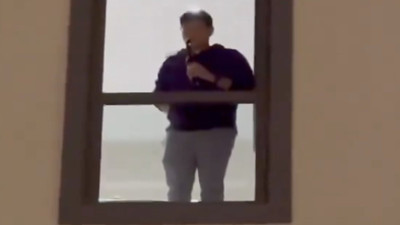 Sakarya'da camda şarkı söyleyen gençten rahatsız olup şişe fırlattı