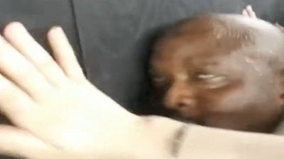 Kabe'de Allah'tan para isterken transa geçmiş gibi görünen adamın videosu viral oldu