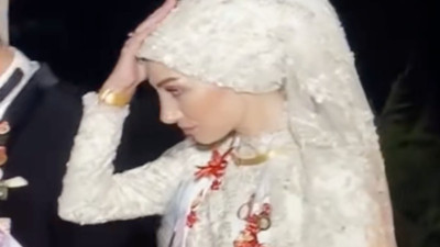 Duvağıyla bir türlü rahat edemeyen gelin düğünün ortasında kesti attı