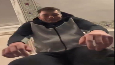 Arkadaşı namaz kılarken kayda alınca gülme krizine girdi