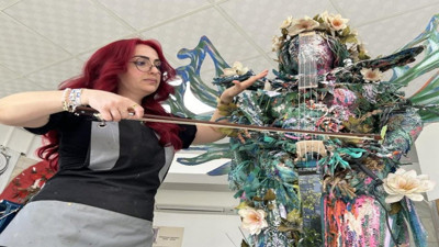 Atık malzemelerden yapılan 'çello' heykeli büyüledi