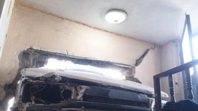 Freni boşalan araç evin duvarına girdi