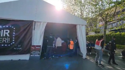 Stada gelen taraftarlar çadırı görünce şok oldu. Tribünden önce buraya akın etti