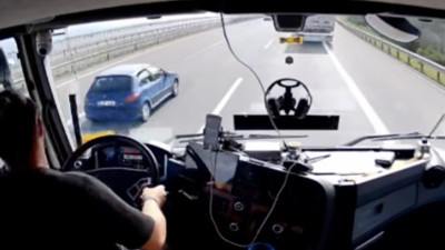 Tır şoförü telefona daldı facianın eşiğinden dönüldü