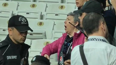 Yanındaki polislere aldırmadı. Beşiktaş taraftarı tepkisini böyle gösterdi
