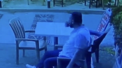 Bursa'da vatandaştan cesur müdahale: Polisten kaçan şahsı yakalayıp çayını içti