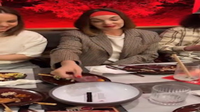 Arkadaş grubunun hesap ödeme yöntemi güldürdü