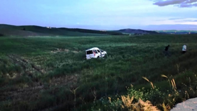 Kahta'da hafif ticari araç şarampole devrildi. 1 ölü 8 yaralı