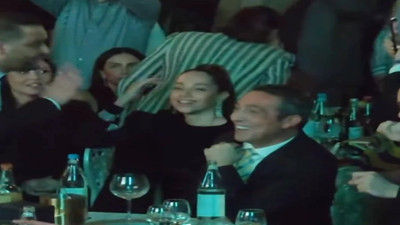 Ali Koç Özge Özacar'la görüntülendi yer yerinden oynadı. Mesajları da ortaya çıktı