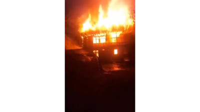 Güneysu'da ahşap ev yangında kül oldu