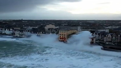 Fransa'da kenti gelgitlerden koruyan cam duvarlar görenleri büyüledi