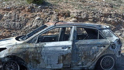 Seyir halindeki otomobil küle döndü