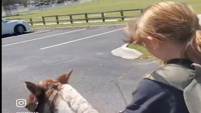 Kızını okuldan almaya atla gitti