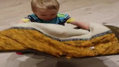 Babasına mont giymeyi öğreten ufaklık güldürdü