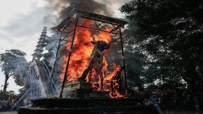 Bali'de kraliyet ailesi için ölü yakma töreni gerçekleşti