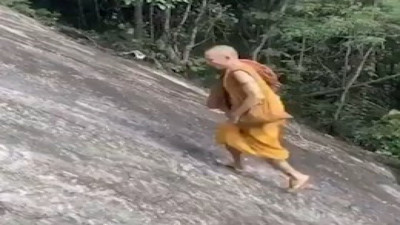 Çıplak ayakla kayalara tırmanan keşiş sosyal medyayı salladı