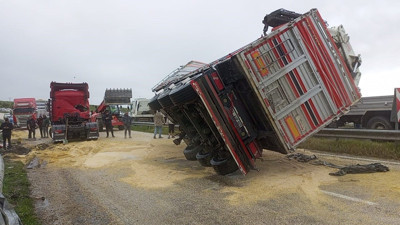 Kontrolden çıkan tır yan yattı