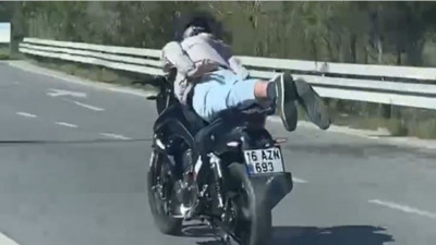 Motor üstünde yaptıkları pes dedirtti! Bursa'da gençlerden ölüme davetiye