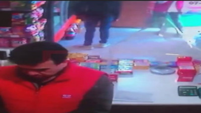 Namaz kılan bakkalın dükkanından içecek çaldılar